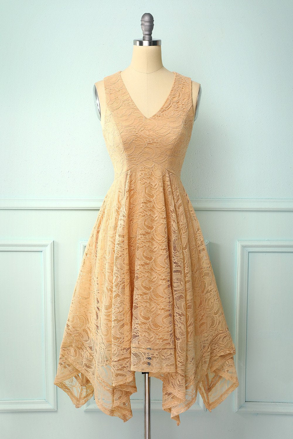 Vestido assimétrico de renda com decote em v e champanhe