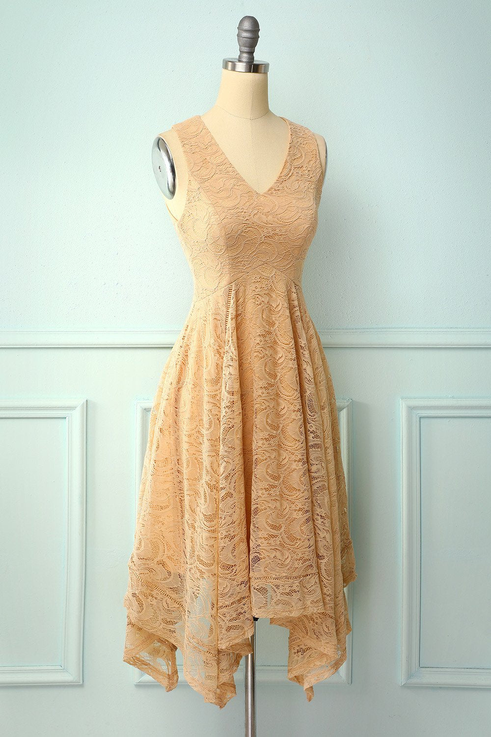 Vestido assimétrico de renda com decote em v e champanhe