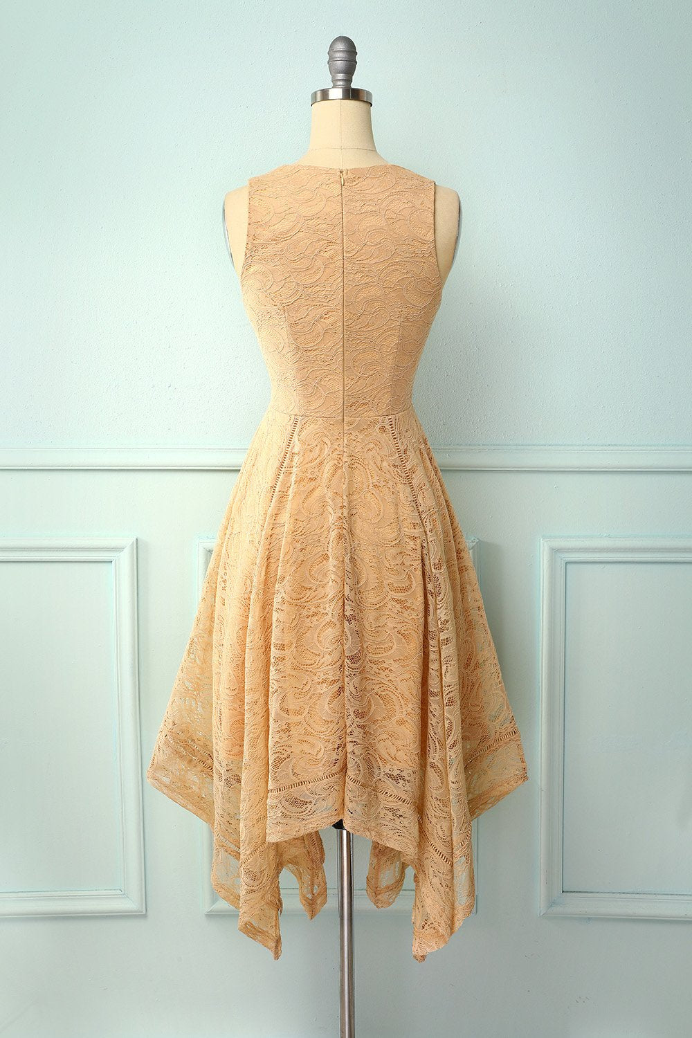Vestido assimétrico de renda com decote em v e champanhe