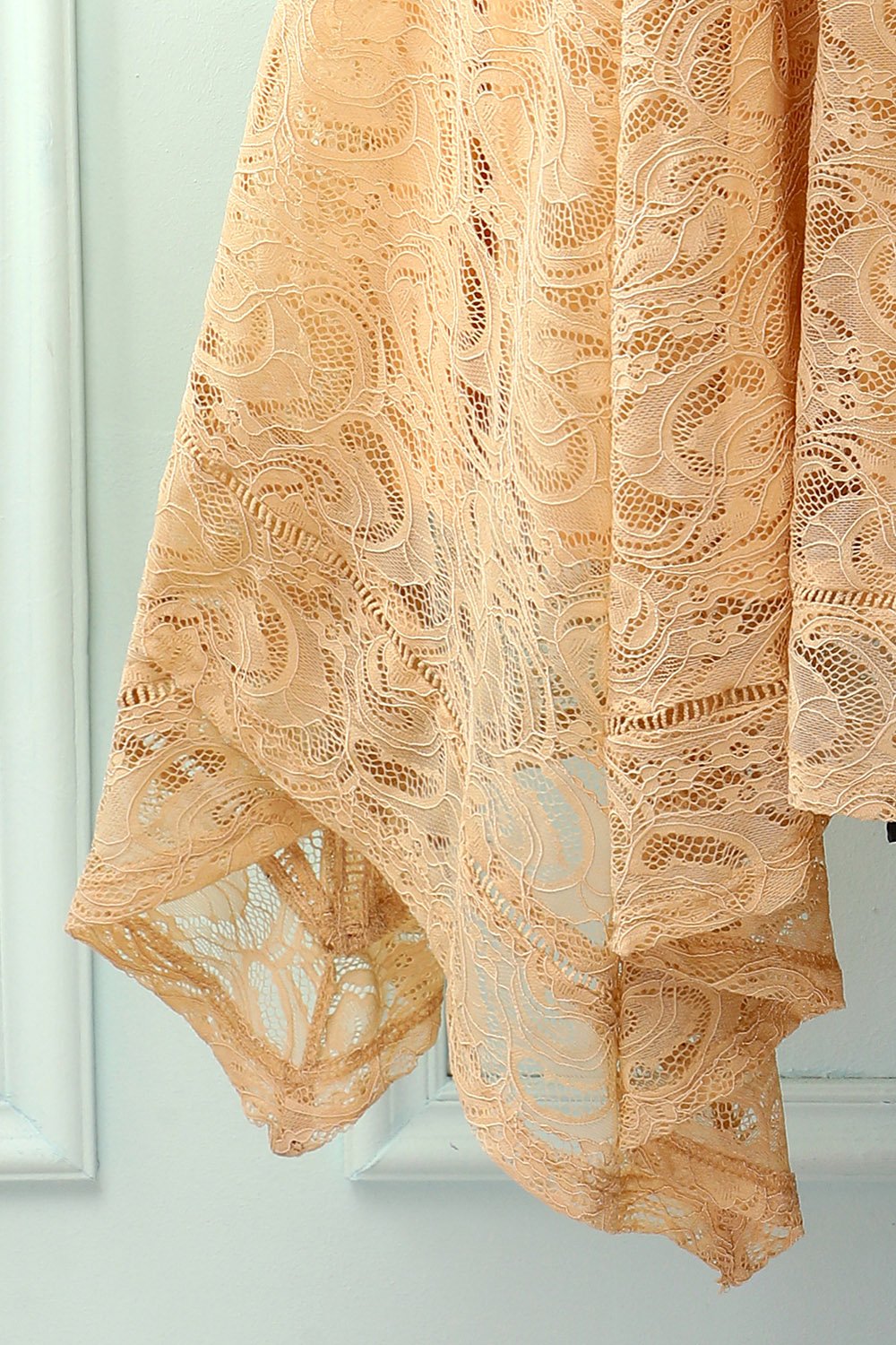 Vestido assimétrico de renda com decote em v e champanhe