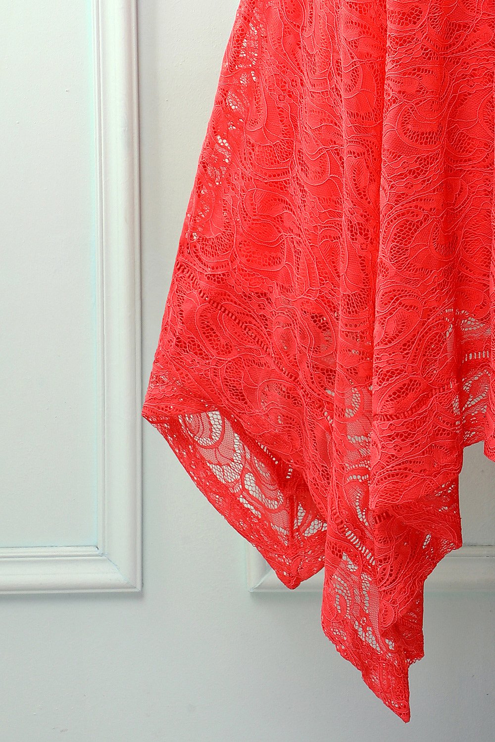 Vestido assimétrico de renda com decote em v vermelho