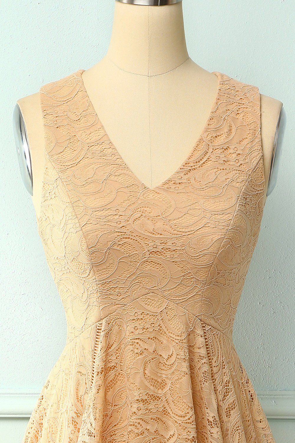 Vestido assimétrico de renda com decote em v e champanhe