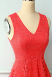 Vestido assimétrico de renda com decote em v vermelho