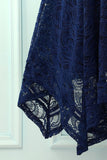 Vestido assimétrico em renda com decote em v azul marinho