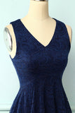 Vestido assimétrico em renda com decote em v azul marinho