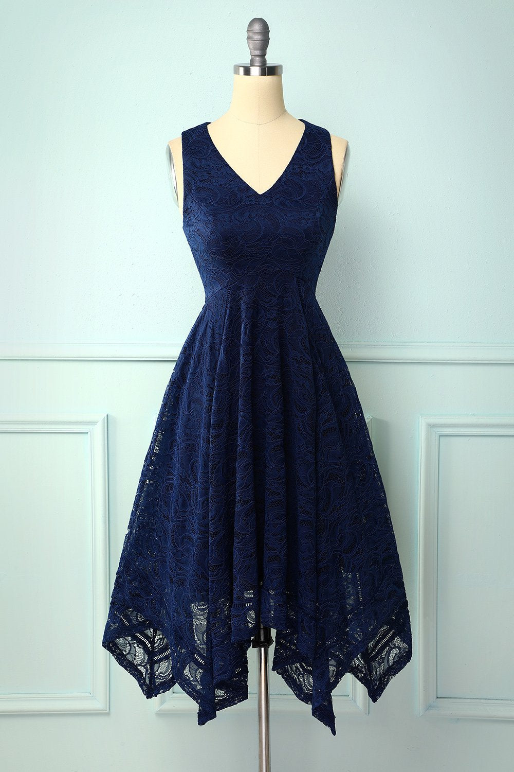 Vestido assimétrico em renda com decote em v azul marinho