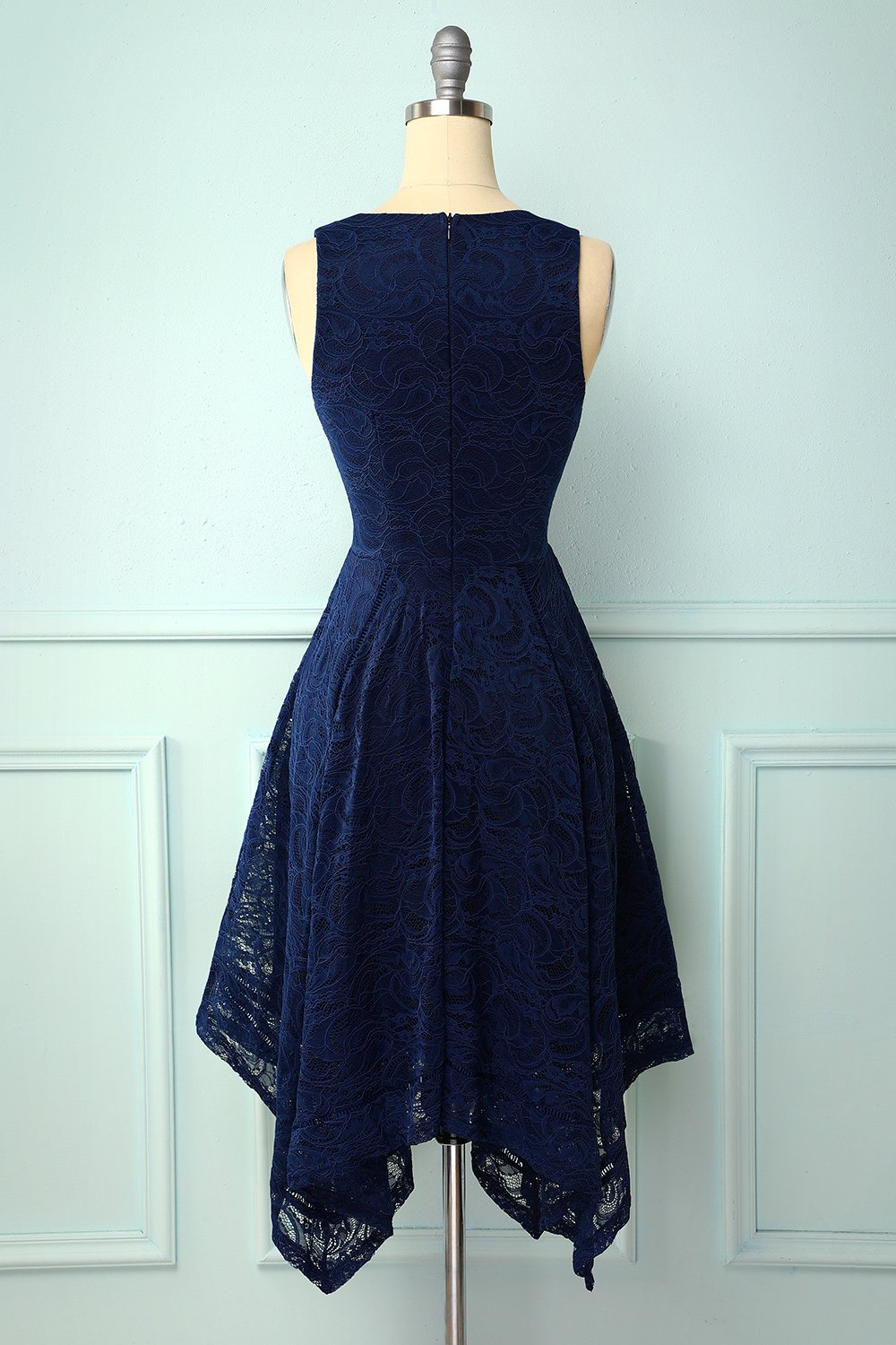 Vestido assimétrico em renda com decote em v azul marinho