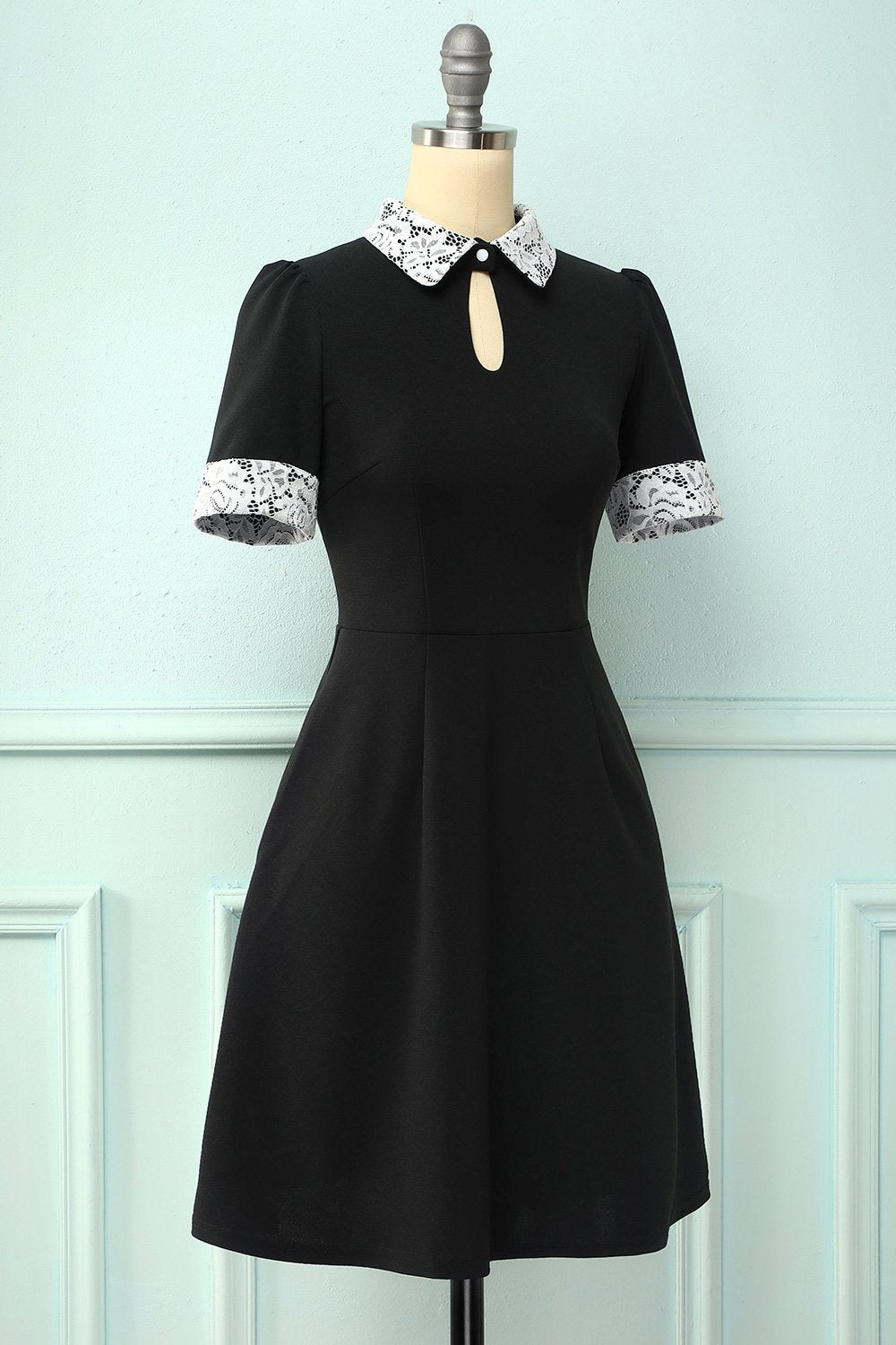 Vestido de lapela preto com bolsos