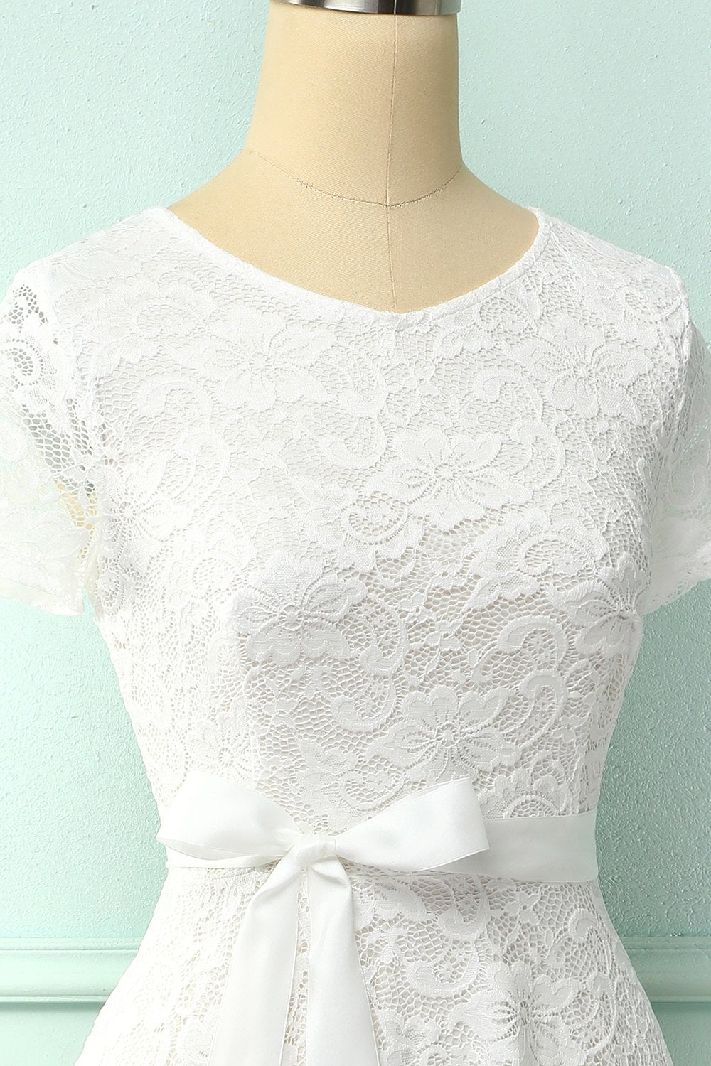 Vestido de renda branca de mangas curtas