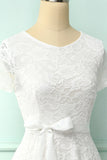 Vestido de renda branca de mangas curtas
