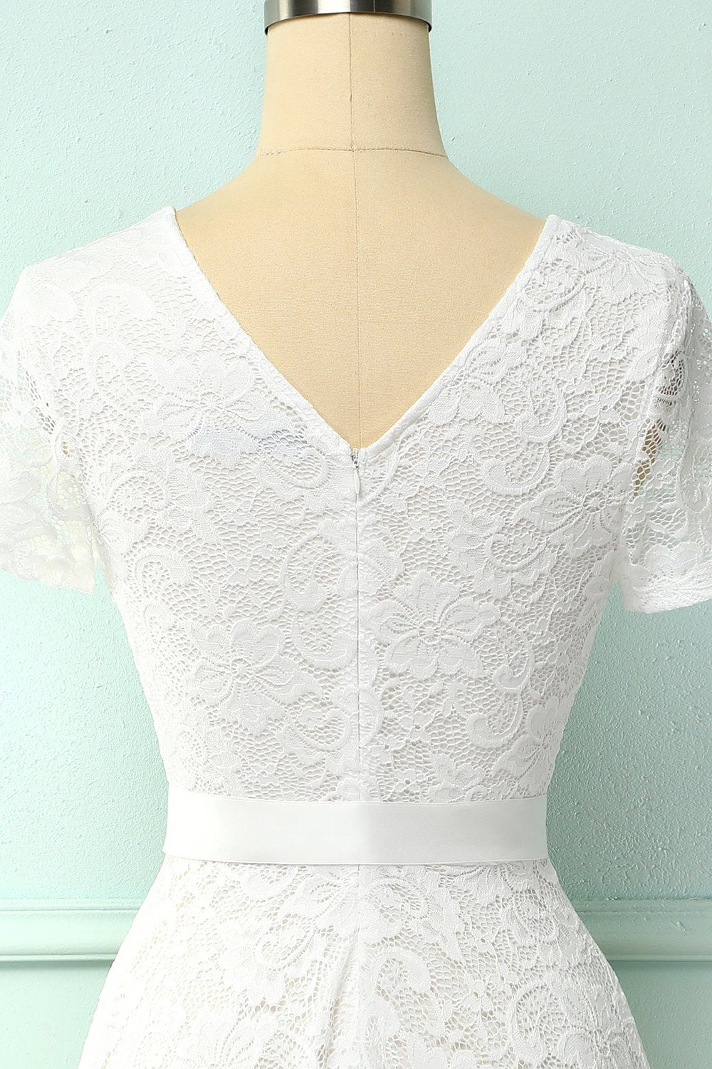 Vestido de renda branca de mangas curtas