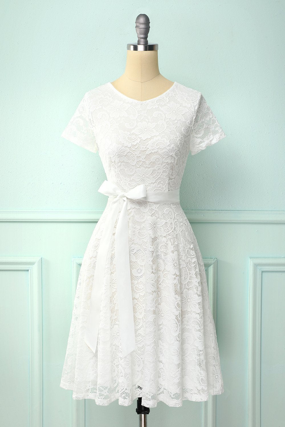 Vestido de renda branca de mangas curtas