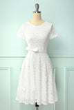 Vestido de renda branca de mangas curtas