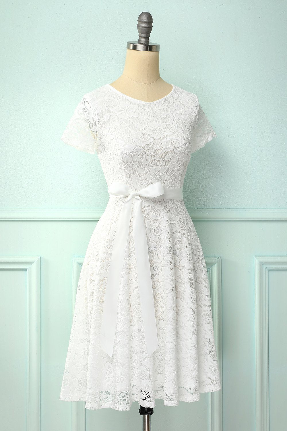 Vestido de renda branca de mangas curtas