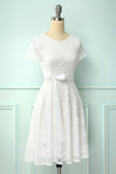 Vestido de renda branca de mangas curtas