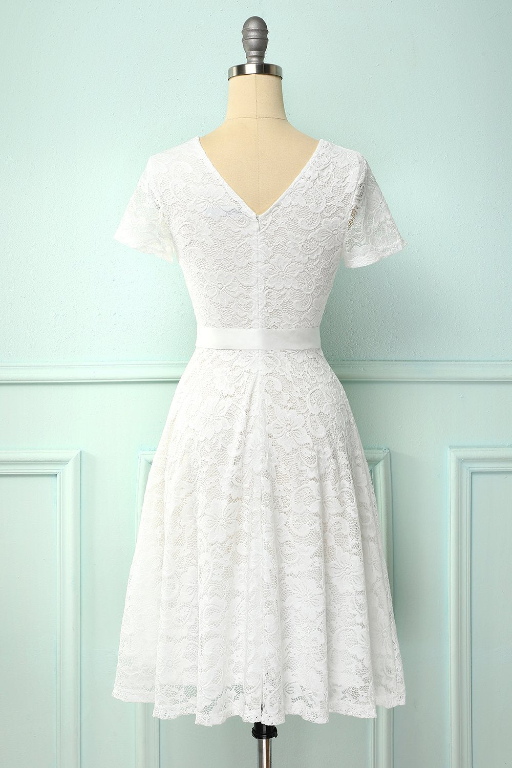 Vestido de renda branca de mangas curtas