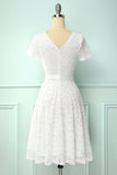 Vestido de renda branca de mangas curtas