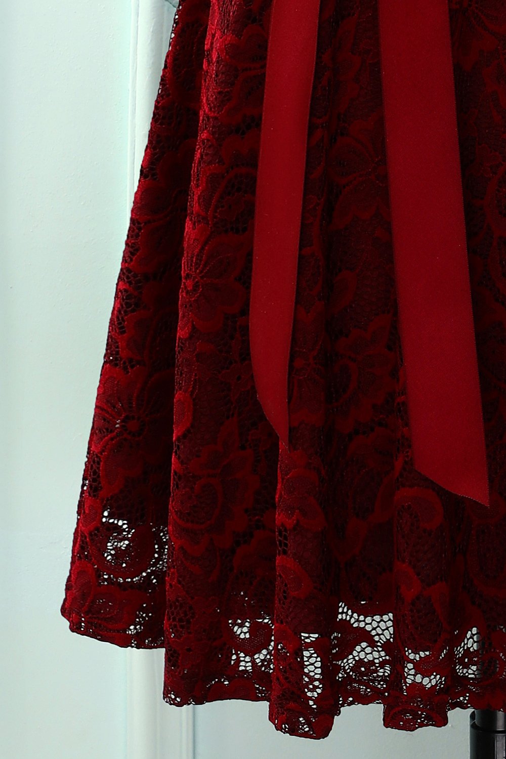 Vestido de renda de mangas curtas cor de vinho