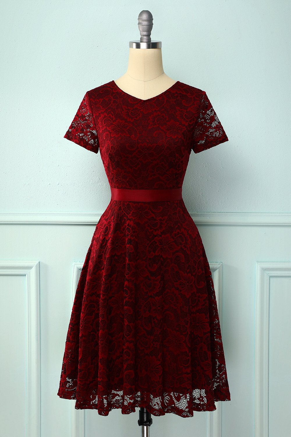 Vestido de renda de mangas curtas cor de vinho