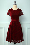 Vestido de renda de mangas curtas cor de vinho