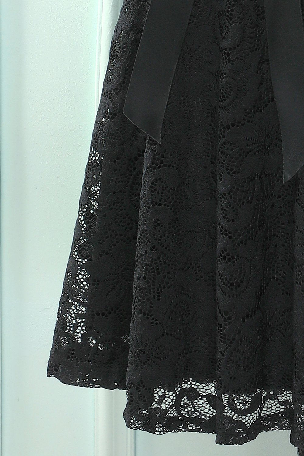 Vestido de renda preto de mangas curtas