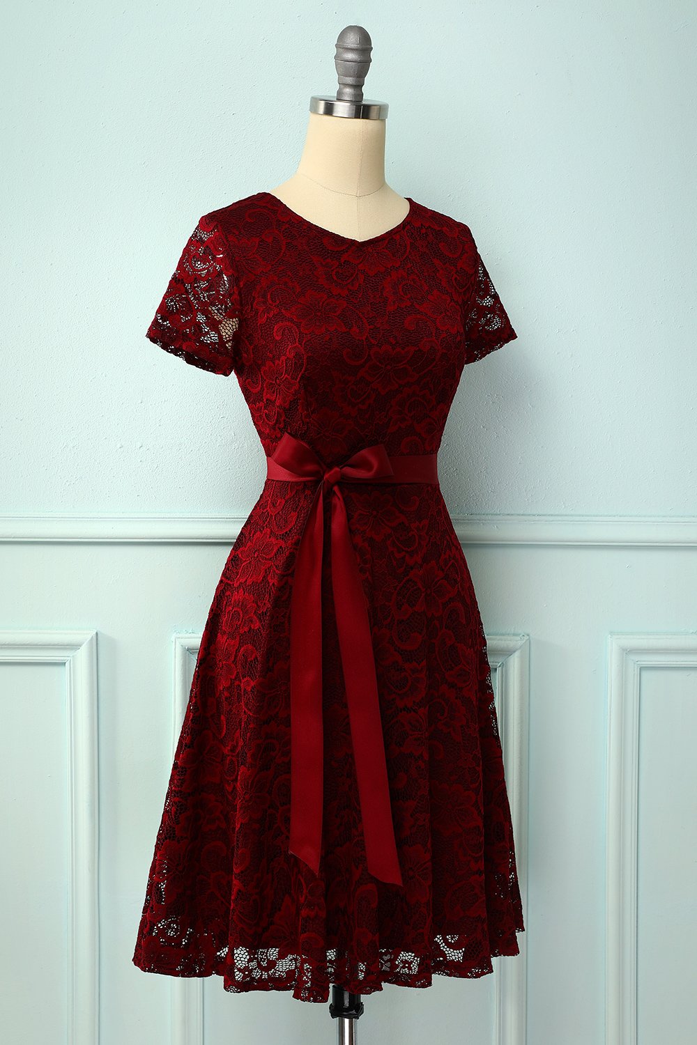 Vestido de renda de mangas curtas cor de vinho