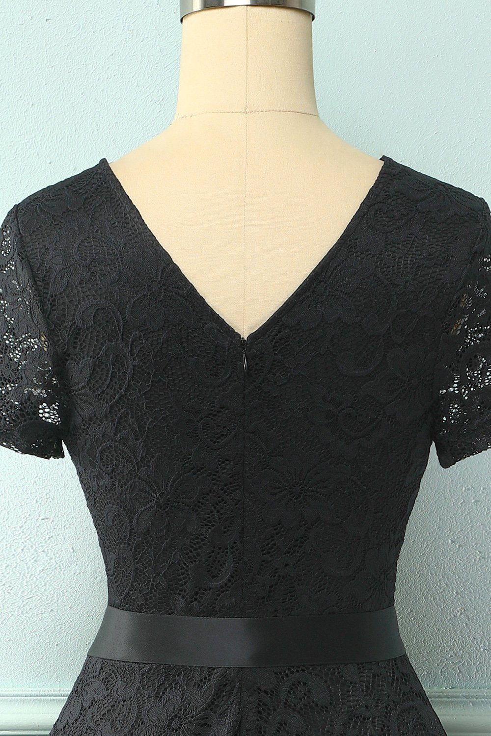 Vestido de renda preto de mangas curtas