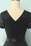 Vestido de renda preto de mangas curtas