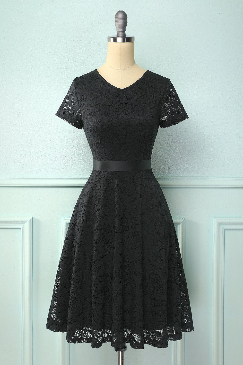 Vestido de renda preto de mangas curtas