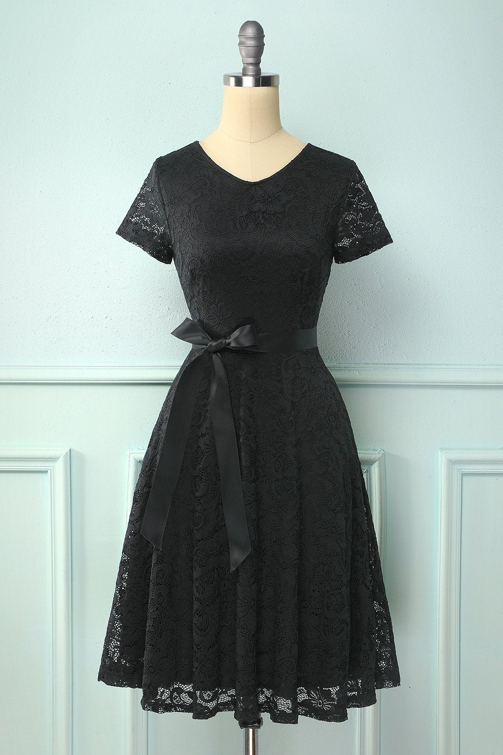 Vestido de renda preto de mangas curtas
