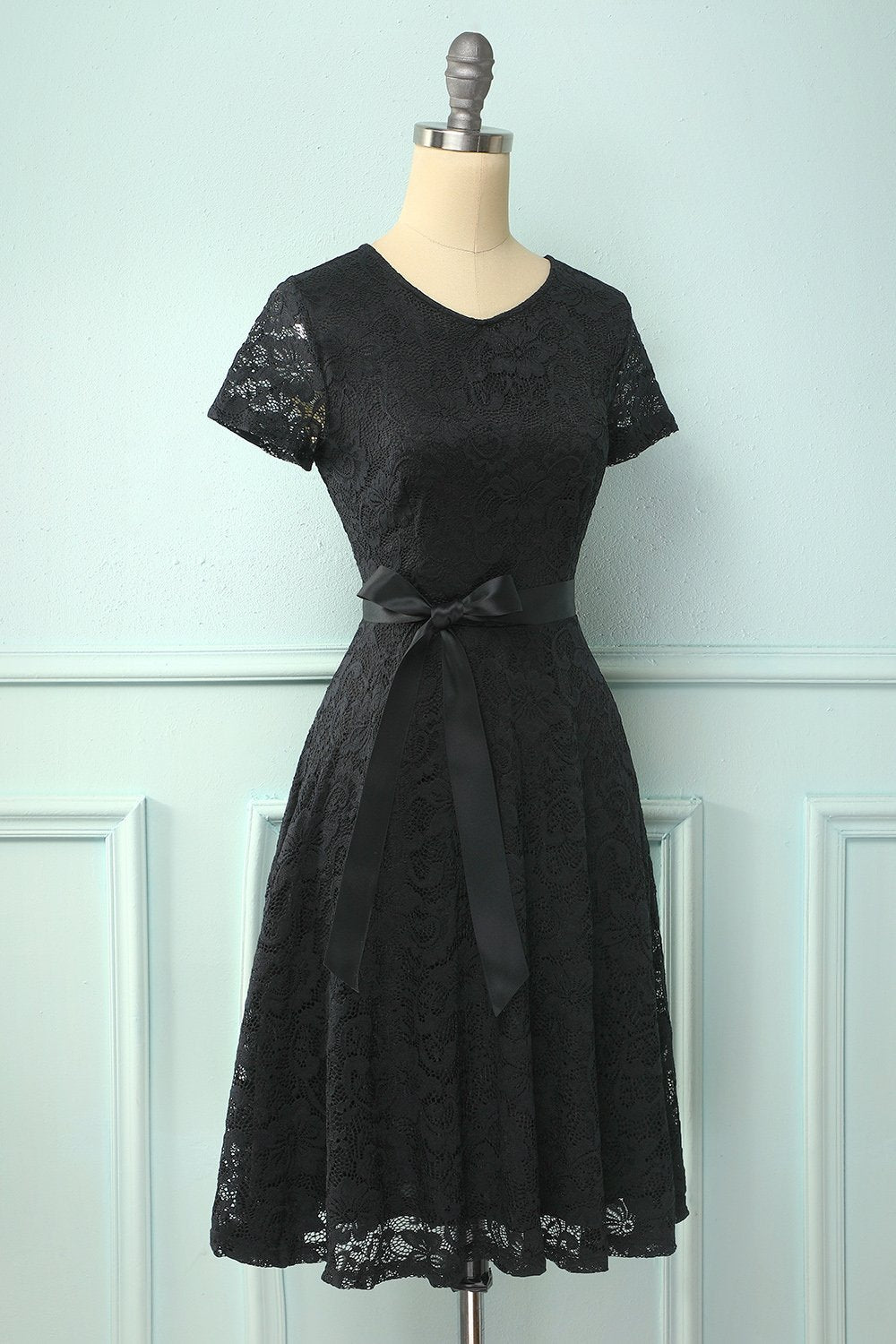 Vestido de renda preto de mangas curtas