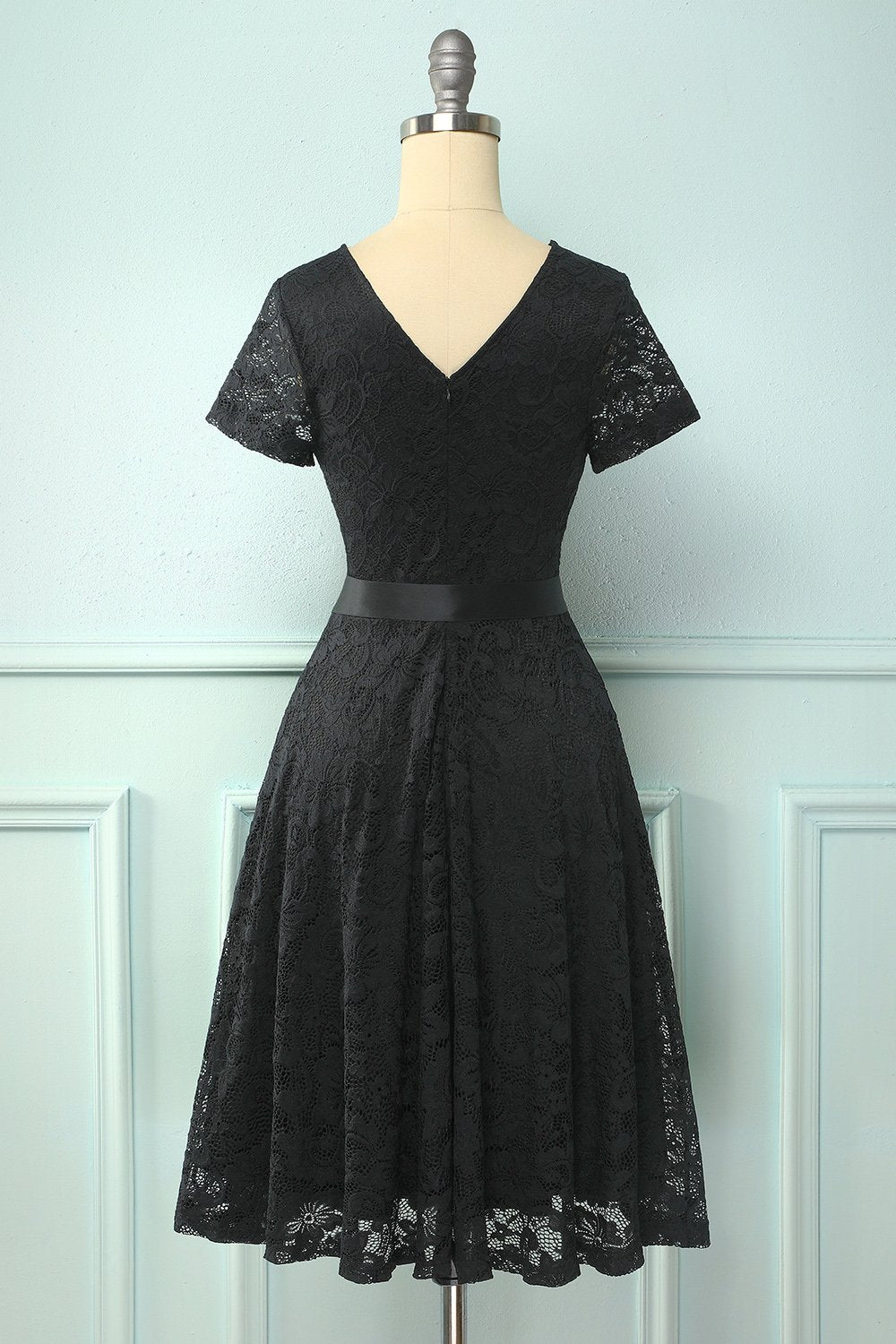 Vestido de renda preto de mangas curtas