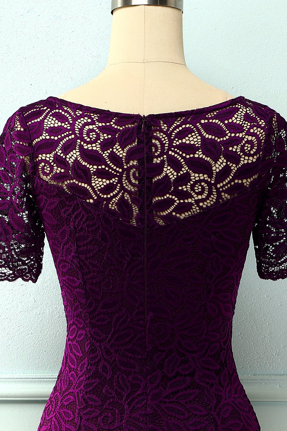 Vestido de Renda Bodycon em Uva