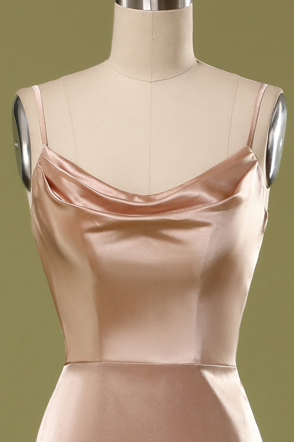 Vestido de cetim champanhe