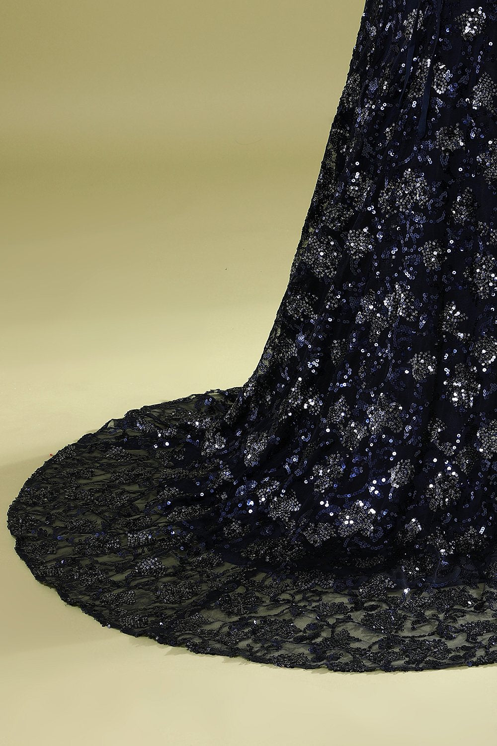 Vestido de noite azul marinho com lantejoulas