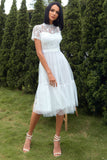 Um vestido de festa de casamento de renda branca de linha branca