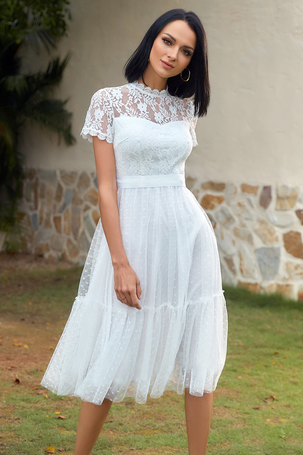 Um vestido de festa de casamento de renda branca de linha branca
