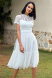 Um vestido de festa de casamento de renda branca de linha branca