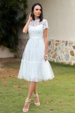 Um vestido de festa de casamento de renda branca de linha branca