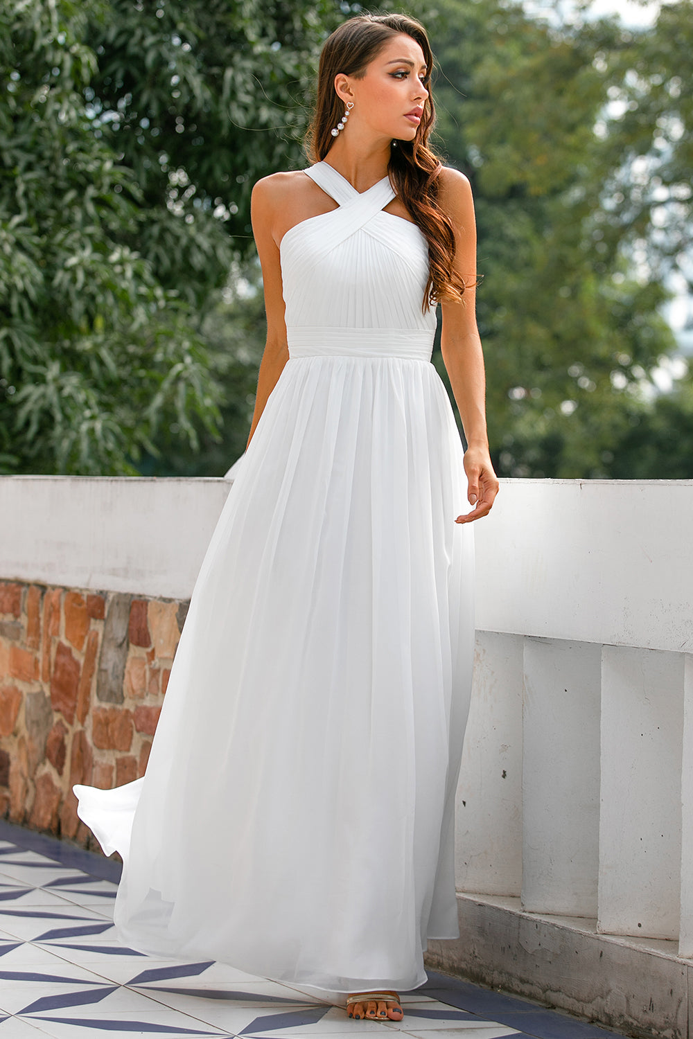 Vestido plissado com decote em v