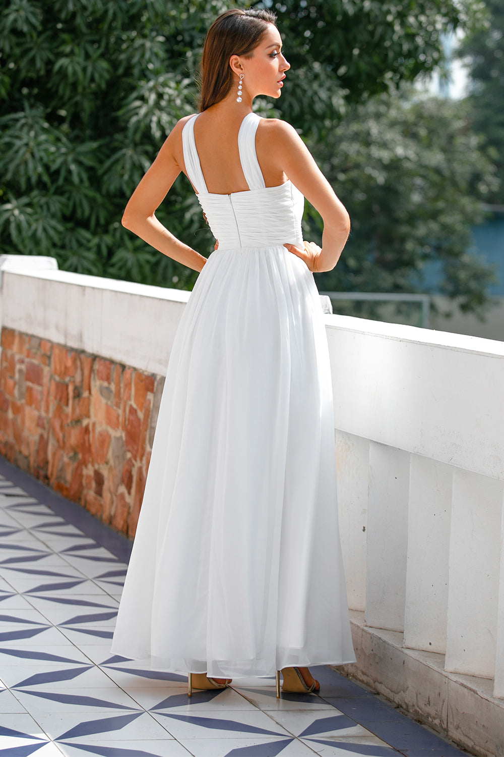 Vestido plissado com decote em v