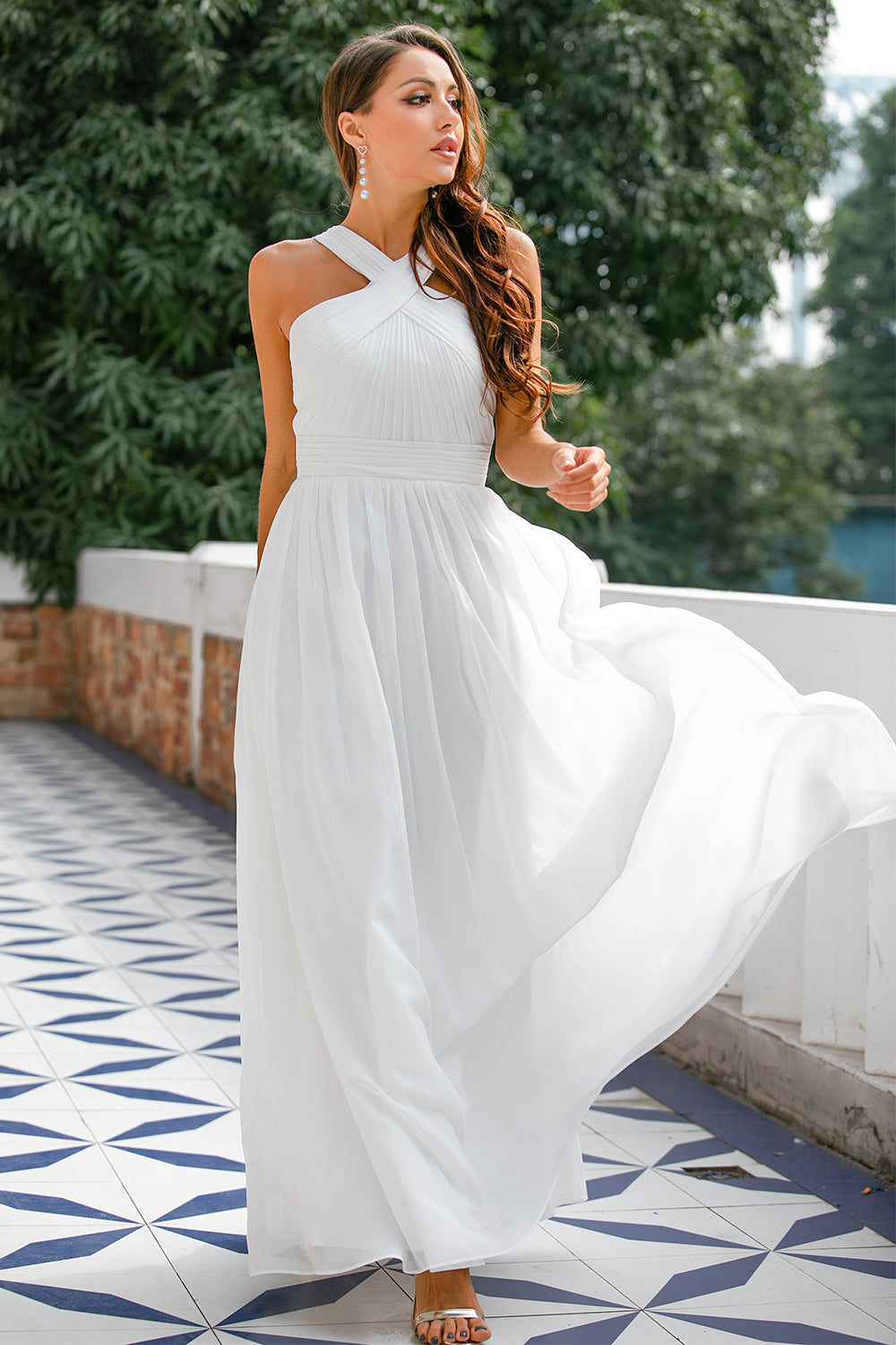 Vestido plissado com decote em v