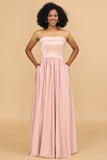 Um vestido de dama de honra blush sem alças de linha