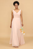 Um vestido de dama de honra blush chiffon de pescoço de linha v