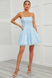 Vestido de baile curto de tulle azul com apliques