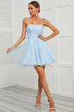Vestido de baile curto de tulle azul com apliques