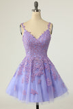 Um spaghetti de linha tiras roxo vestido de homecoming curto
