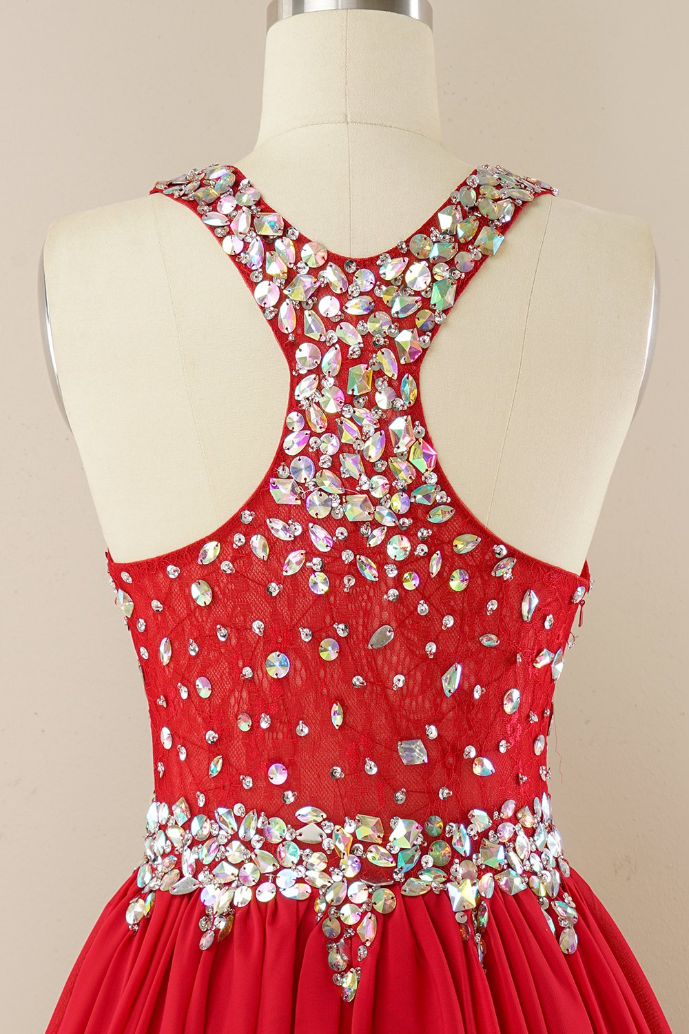 Vestido de homecoming de missangas vermelhas