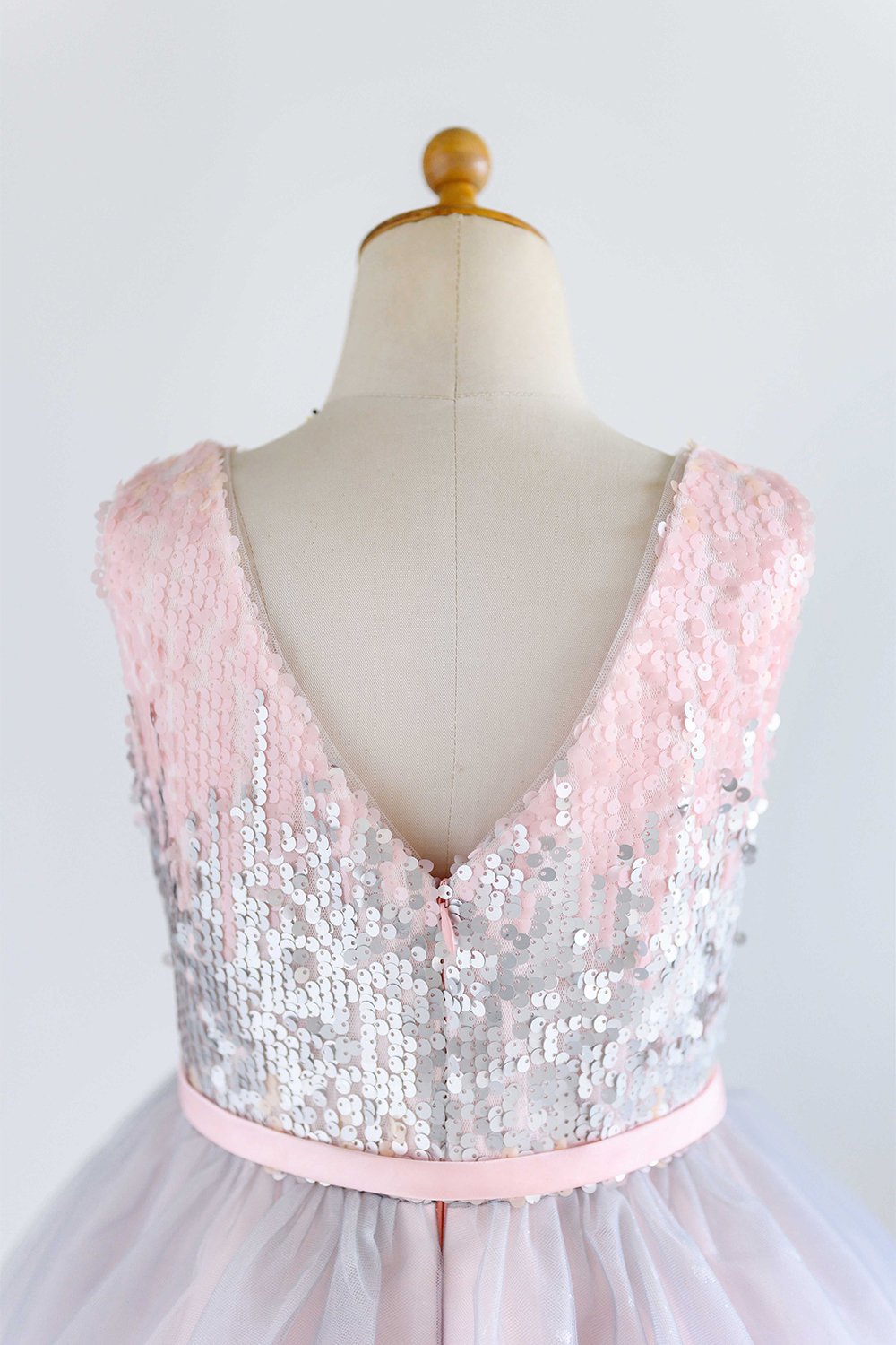 V pescoço rosa flor menina vestido com lantejoulas