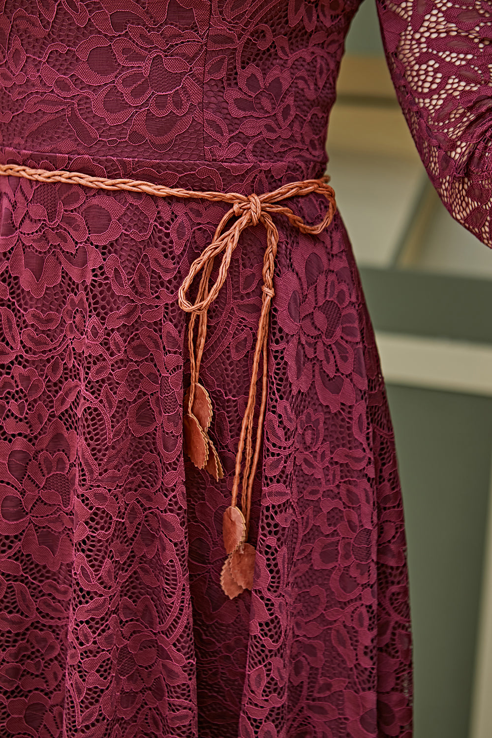 Vestido de renda cor de vinho com mangas 3/4